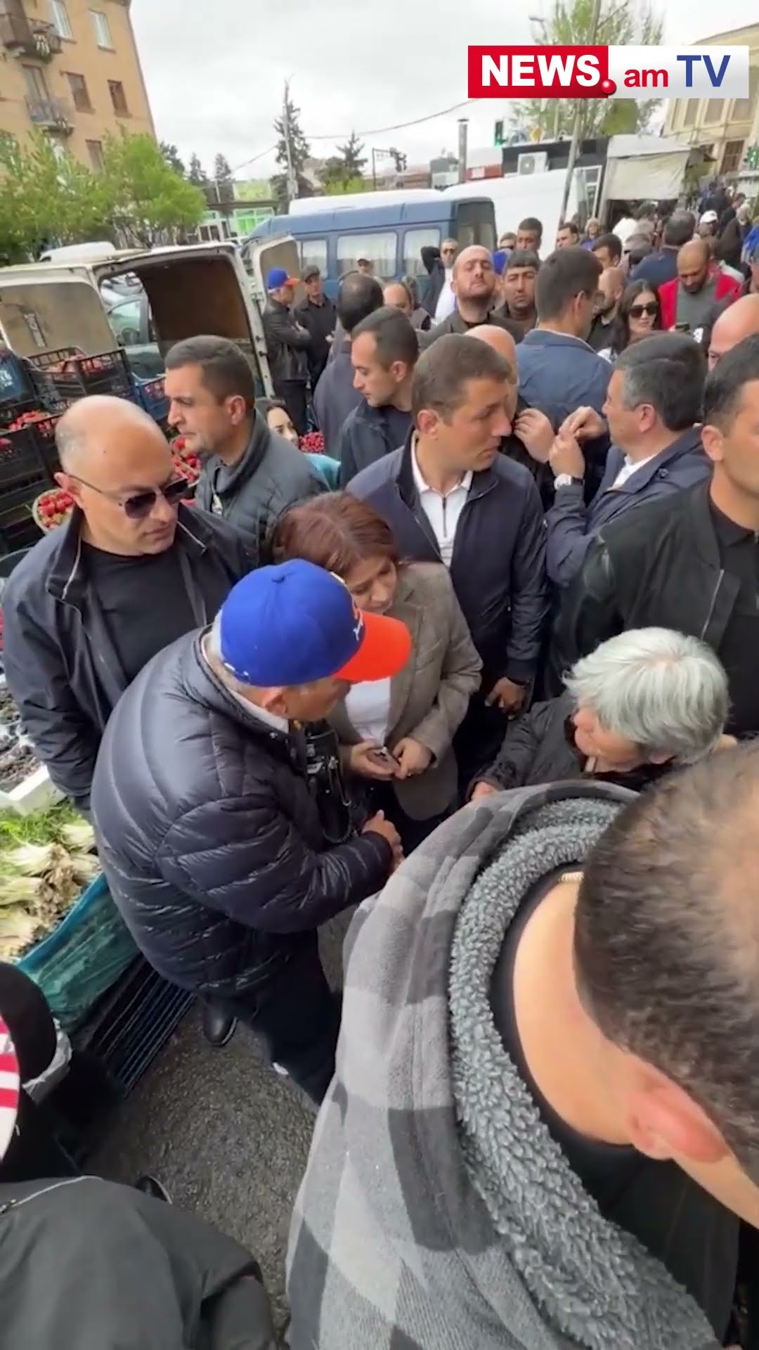 Ես ղարաբազցի եմ, տղես մահացել ա, ես տուն եմ ուզում. արցախցի կինը լացակումած դիմեց Փաշինյանին