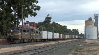 preview picture of video 'Container train at Elmore.  Sun 13/03/11'