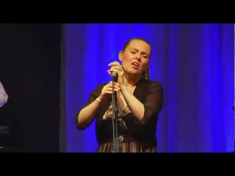 Patricia Kelly (Kelly Family): "Put on the light" (von der live DVD / doppel-CD "Essential")