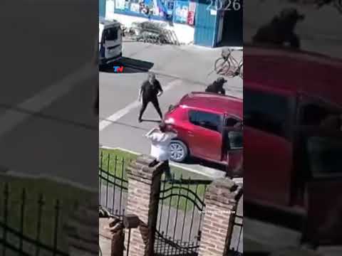 UN NENE EN MEDIO DEL TERROR: Dispararon contra una mamá y su hijo al no poder arrancar el auto