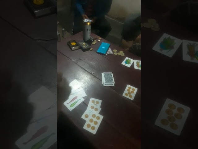 Vídeo relacionado con LEMESO Baraja Poker Plastico Negro Impermeable(54 Cartas,Dorado) Ideales para Juegos y Trucos de Magia