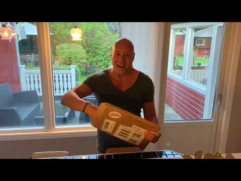 Micael Hermansson ontvangt zijn Grej of the day boek in het Nederlands