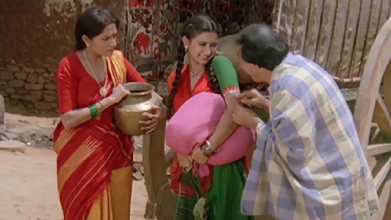 अरे तेरी कमर तो दीदी से भी गोरी है, क्या खाती हो - Sunny Deol - Poon