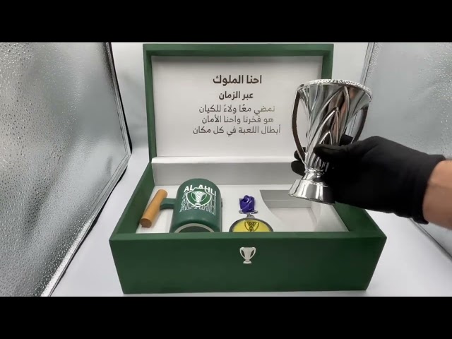 بوكس بطل النخبة الفاخر يحتوي على مجسم الكأس وميدالية النخبة