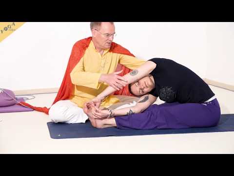 Drehende Vorwärtsbeuge Yogastellung - Yoga Asana Lexikon
