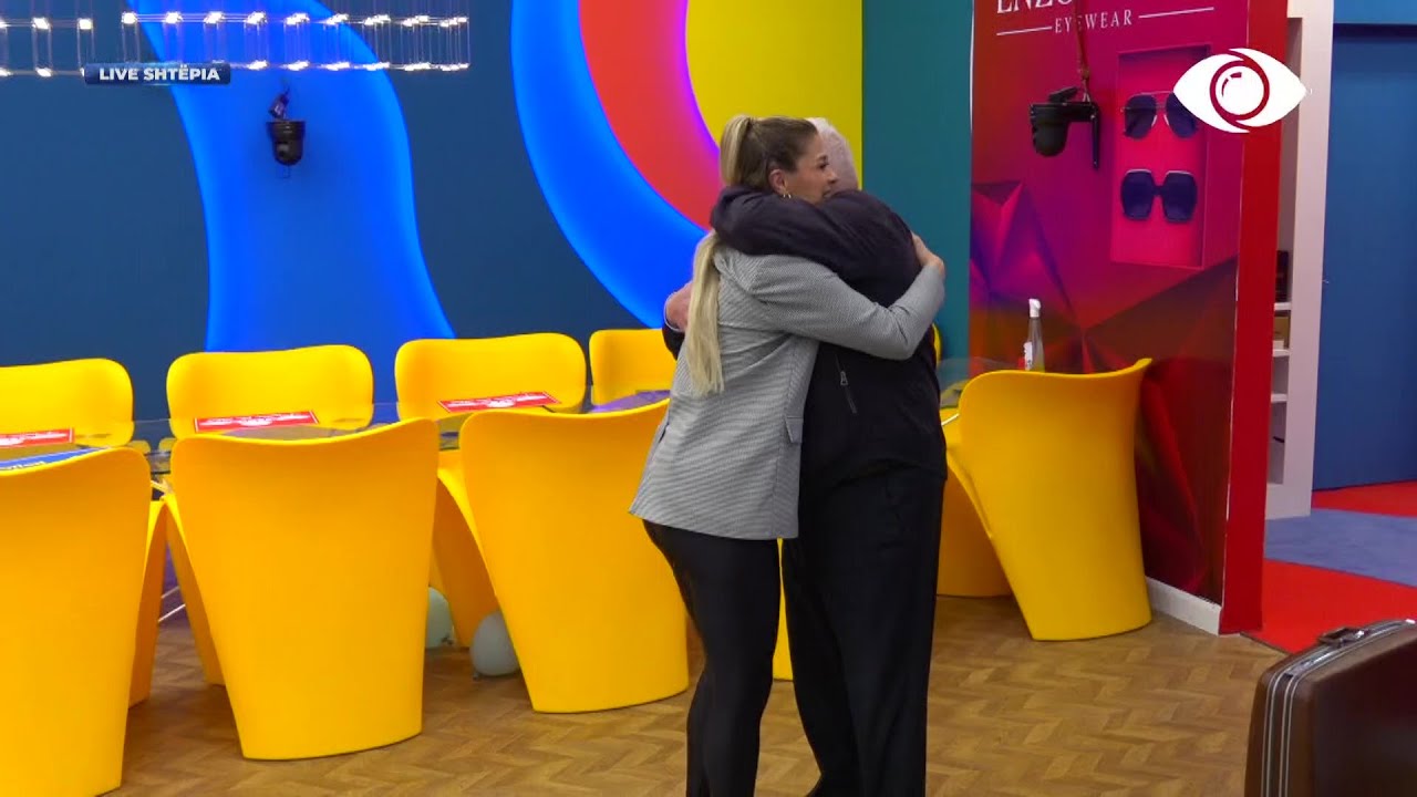 Babai surprizon Nitën, ajo e përqafon mes lotësh