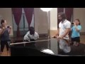 Балотелли исполняет гимн Италии на фортепиано 