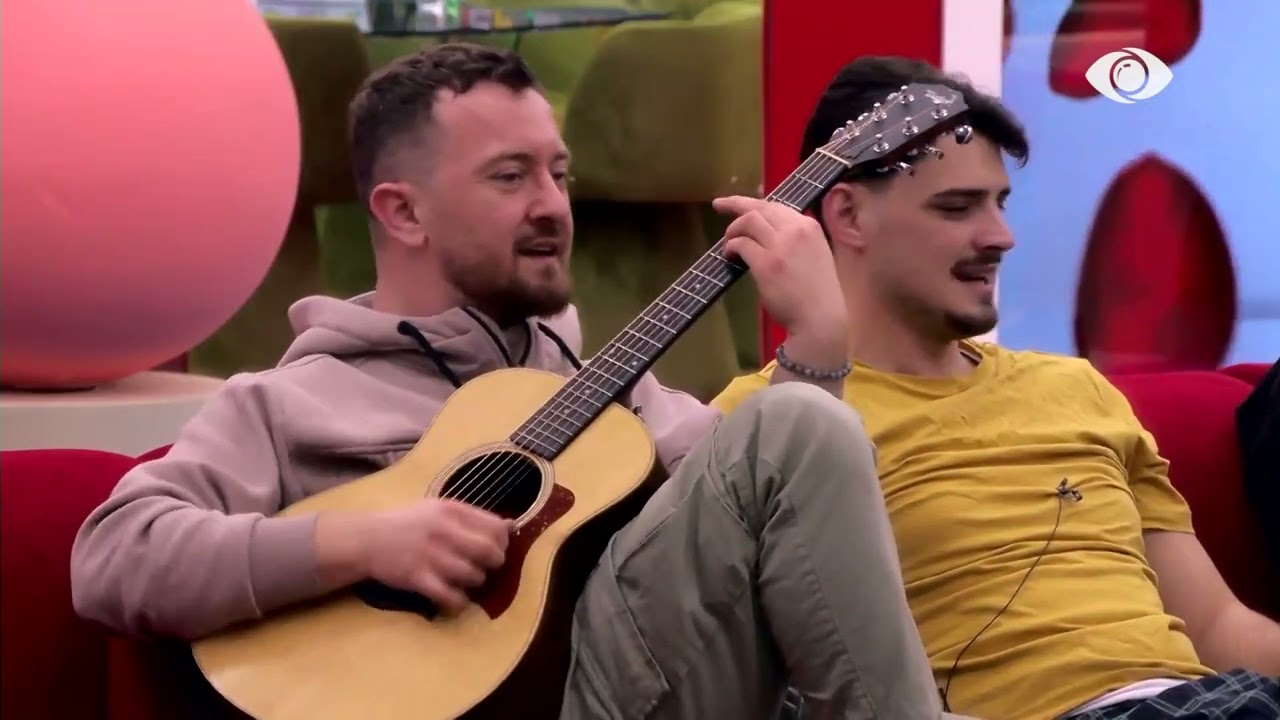 Tiri këndon ‘I feel good’ me kitarë, Shkëlzeni kërcen