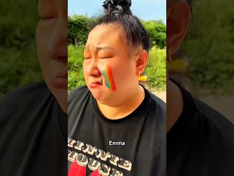 Emma Trova Sempre una Macchia sulla Mamma… Addio Negozio! 😂🧼🤣