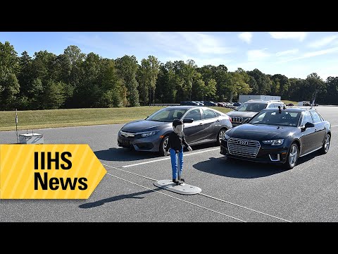 中型車では歩行者衝突防止策が異なる - IIHSニュース (Pedestrian crash prevention varies for midsize cars - IIHS News)