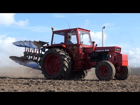 Volvo BM810 Working Hard in The Field Ploughing w/ 4-Furrow Plough | Danish Agriculture 2019