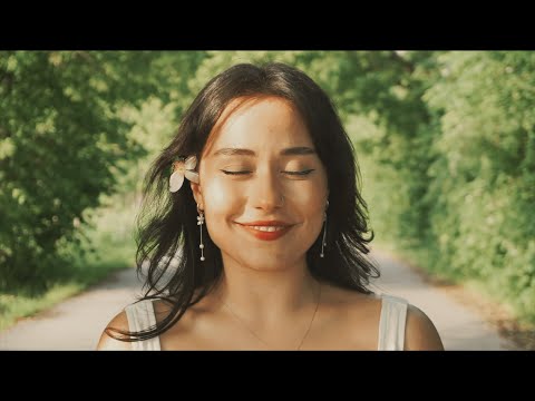 Ayça Özefe - Gülüşünde Bi' Şey Var (Official Music Video)