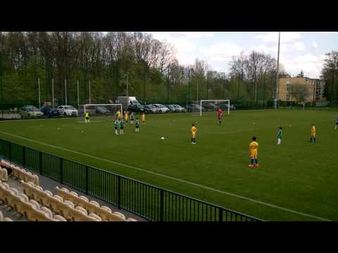 akcja na raty i bramka Victorii Sulejówek rocznik 2008 w meczu z Agape Białołęka