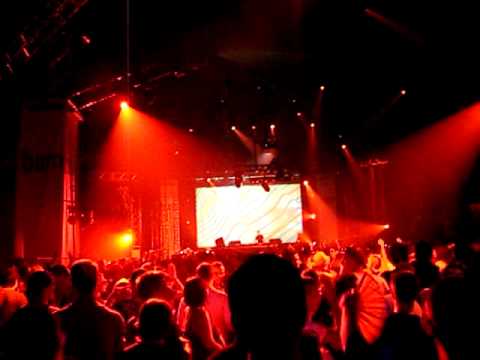 John Digweed playing "Dark Providers - Neo (Marc Marzenit Remix) @ Balaton Sound  2010.07.11