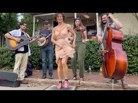 Billy in the Lowground - Miss Moonshine buckdancing w The Yellow Dandies - Chomp and Stomp 2022