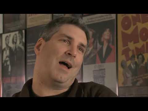 Ο μηχανικός σκηνικών αυτοματισμών [[#Chuck Adomanis [Τσακ Αντομάνις]#]] σχεδιάζει ένα σύγχρονο αυτοματοποιημένο σύστημα για τη μετακίνηση θεατρικών σκηνικών. 