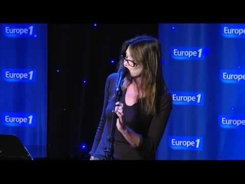 Carla Bruni chante "Si la photo est bonne", une reprise de Barbara