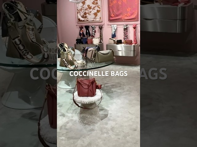 Vídeo relacionado con COCCINELLE Cuero bolso bandolera Beat Soft Camera Bag Rosette beige