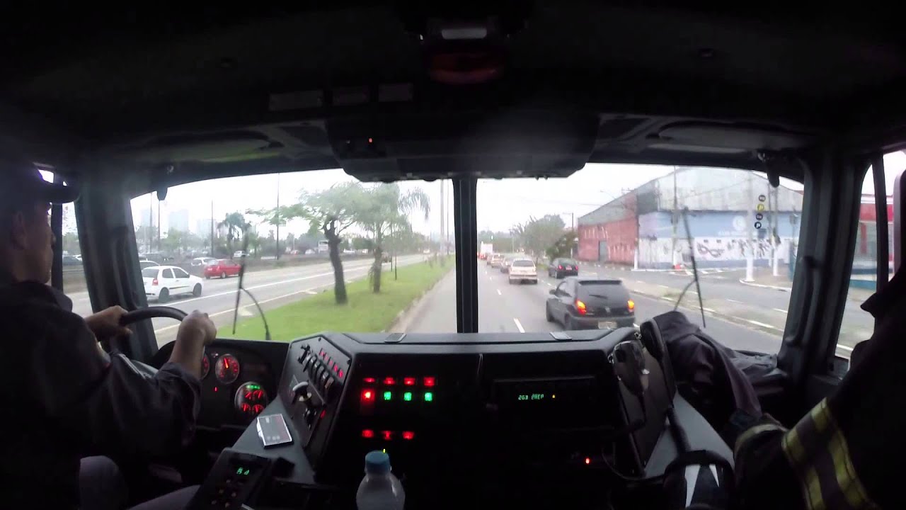 Incêndio em veículo dentro de garagem.