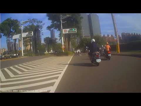 2021.7.12 Acidente de carro na saída de Zhongshan 3rd Road e Guanghua 3rd Road, Qian Town, Kaohsiung City