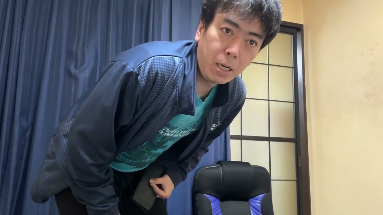 変なズボンを捨てます