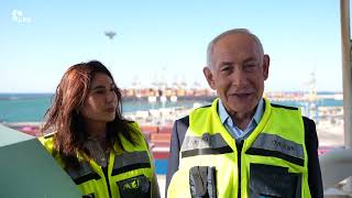 ראש הממשלה בנימין נתניהו בנמל אשדוד (עדכוני משרד ראש הממשלה) - התמונה מוצגת ישירות מתוך אתר האינטרנט יוטיוב. זכויות היוצרים בתמונה שייכות ליוצרה. קישור קרדיט למקור התוכן נמצא בתוך דף הסרטון