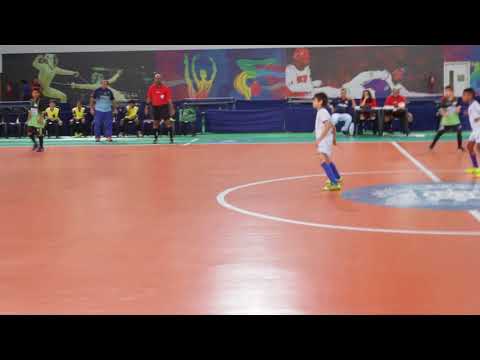 VICENTE SÁ INTERCEPTA PASSE, PEDALA E CHUTA PRO GOL: GRAJAÚ COUNTRY X ROCINHA - SUB 11