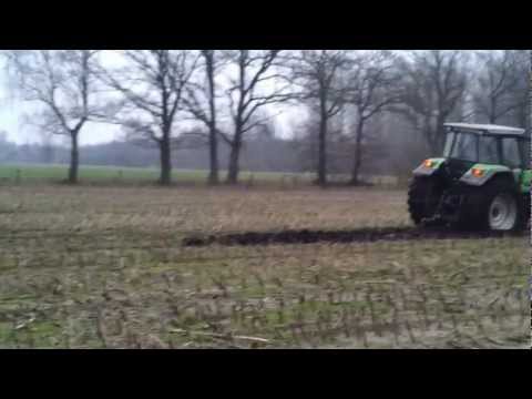 Auto steckt im Feld, der Retter in der Not wird selber zum Opfer der Möre