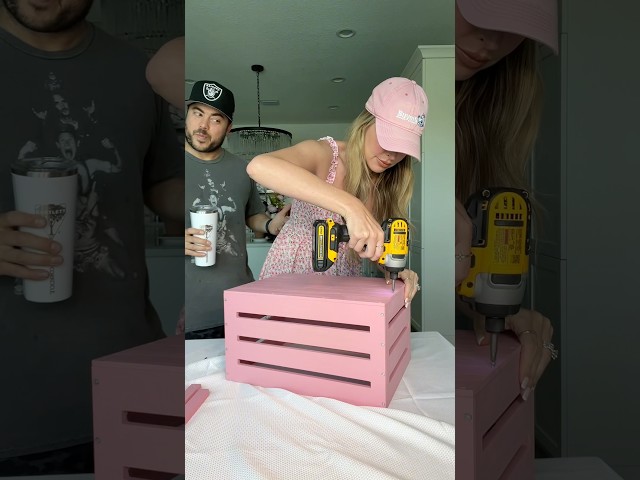 Vídeo relacionado con Cesta Madera Baby Shower Regalo Bebé Recién Nacido Niño Niña Armario Bebe Regalos para Baby Shower Bañera para Bebé con Ruedas Vacia Cesta de Madera con Hojas Decorativas Etiqueta de ángel y Perchero