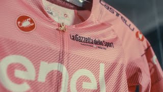 Una tela rosa su cui dipingere emozioni e vittorie, una vera opera d'arte che tiene in equilibrio tecnica, fantasia e colore: la Maglia Rosa del Giro d'Italia 2024