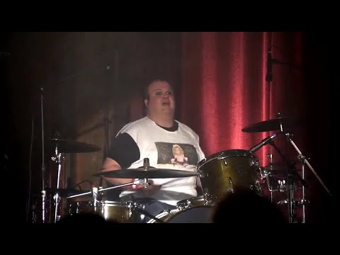 Modern Family 1x21 - Cam's drum solo