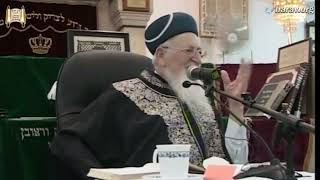 סדר ליל ראש השנה - שיעורי מנחת יהודה - מרן הרב מרדכי אליהו (הרב מרדכי אליהו זצ"ל) - התמונה מוצגת ישירות מתוך אתר האינטרנט יוטיוב. זכויות היוצרים בתמונה שייכות ליוצרה. קישור קרדיט למקור התוכן נמצא בתוך דף הסרטון