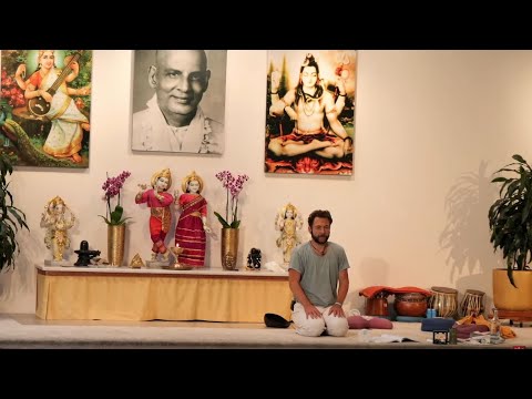 Mantra  Yin Yogastunde mit Sarada & Christian - Yoga Vidya Mittelstufe - Live 16:15 Uhr 08.09.2021