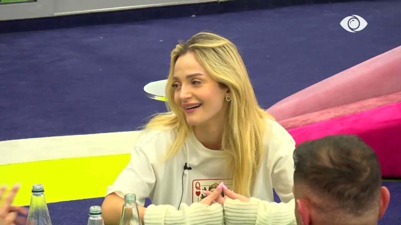 Unë jam/ Banorët luajnë së bashku në living