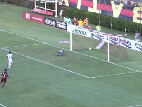 Vitória 2 X 0 Feirense. Gol de Léo (28/4/12)