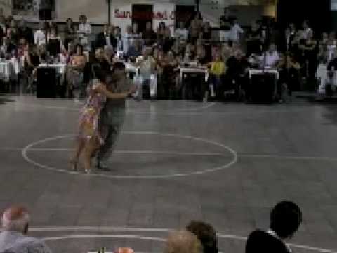  Fabian Peralta  and  Virginia Pandolfi  are  dancing  to  the  milonga  "  Reliquias Porteñas  "