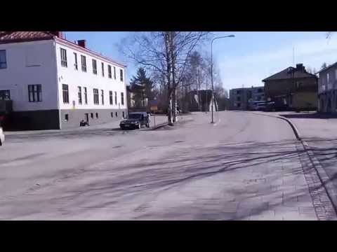 Saapuminen koulun pihaan Pratikankujan suunnasta