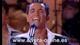 David Civera cantando que la detengan