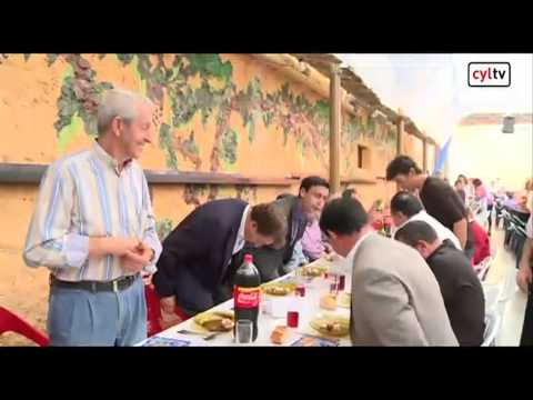 Las mujeres llegan a mesa puesta en Matanza de los Oteros