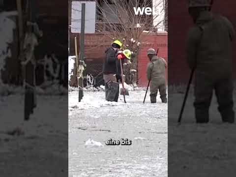 Video Thumbnail: EIS-KATASTROPHE IN DETROIT: Autos gefangen – Wasserrohrbruch friert Straßen unter Eisschicht ein!