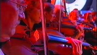 Lulu singing &quot;The Man With The Golden Gun&quot;