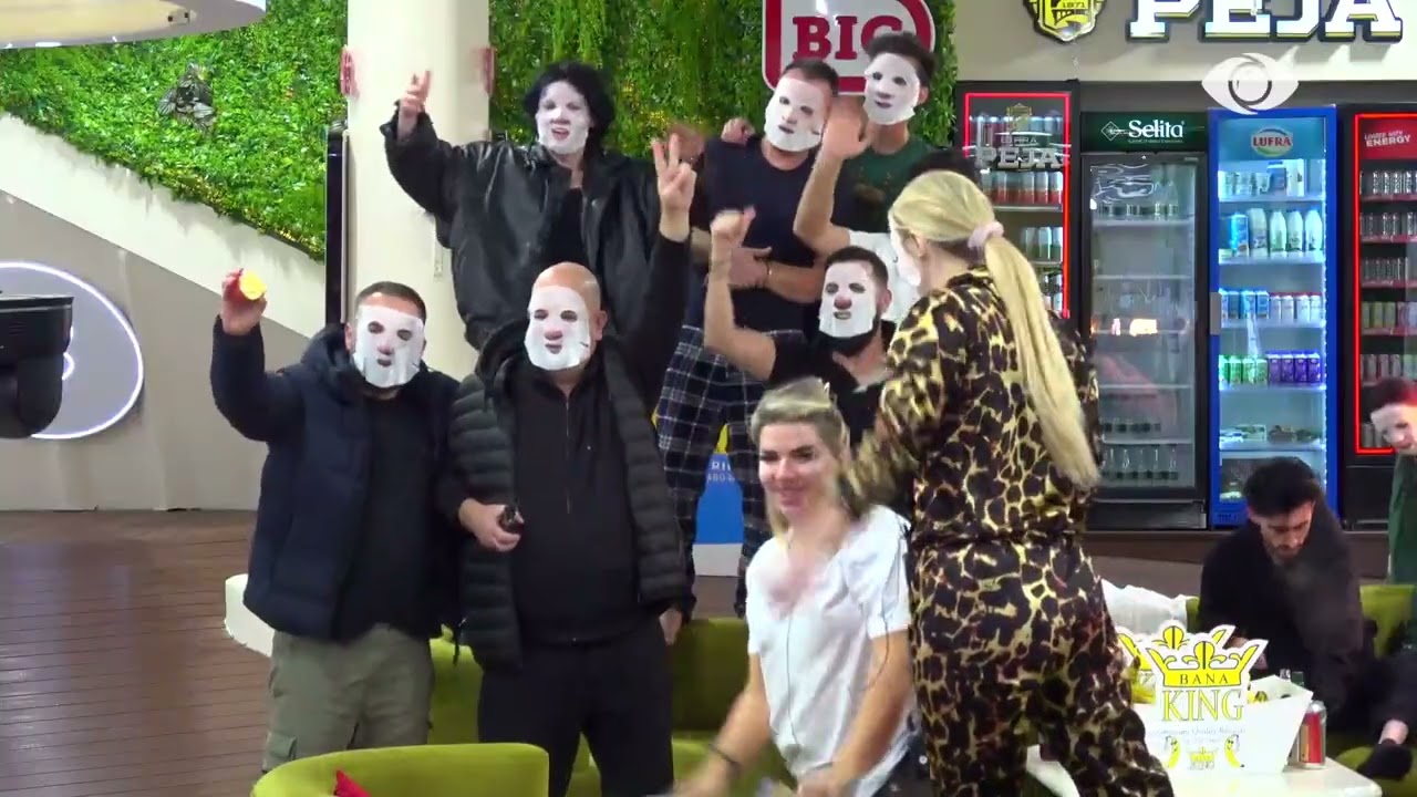 Hiqe maskën e madhështisë/ Grupi i djemve brohorasin teksa pozojnë për foto grupi