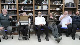 פאנל רבנים - לזכר הרב אלישע וישליצקי זצ"ל (ישיבת אפיקי דעת שדרות) - התמונה מוצגת ישירות מתוך אתר האינטרנט יוטיוב. זכויות היוצרים בתמונה שייכות ליוצרה. קישור קרדיט למקור התוכן נמצא בתוך דף הסרטון