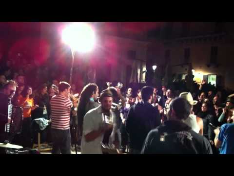 Baciamolemano feat. La Pegatina - La corriera (Ibla Buskers 2011)