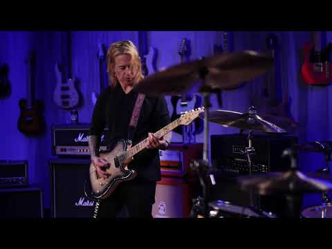 Nadja Peulen and Meegs Rascon of Coal Chamber Perform "Big Truck"