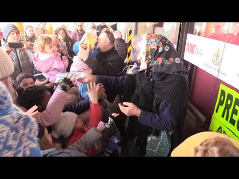 Modena, il lungo giorno della Befana : tante feste in mezzo ai bimbi