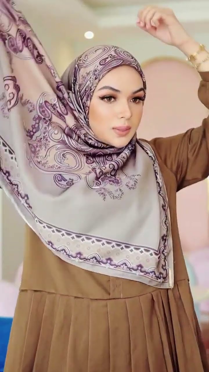 Siap tampil cantik di Lebaran? Coba tutorial hijab segi empat ini, simple dan mudah diikuti! 🌙✨