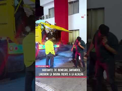 Habitantes de Rionegro, Santander, lanzaron la basura frente a la alcaldía