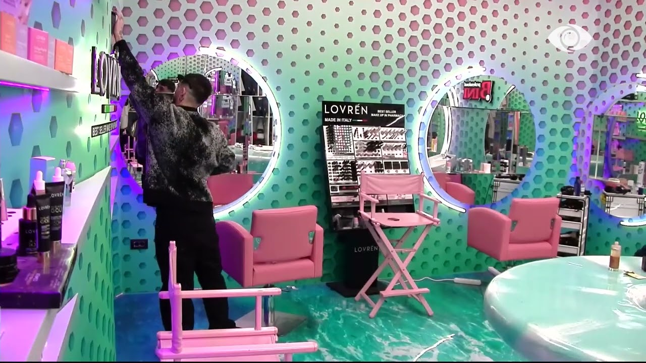 Gimbo kontrollon në dhomën e grimit sendet e Brikenës për t'i fshehur