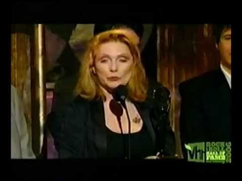 Debbie Harry thanks Tish & Snooky at Blondies induction to Rock N Roll Hall of Fame 2006